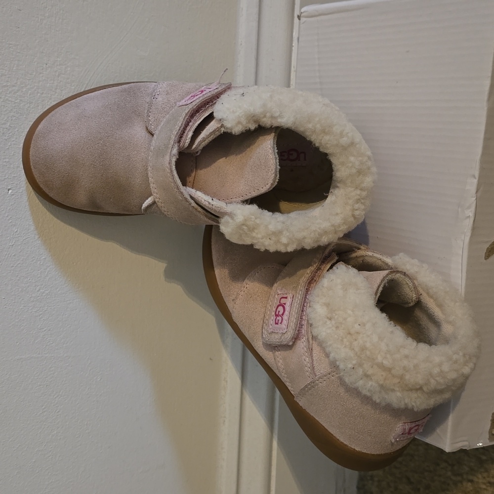Pre-owned fair condition kids ugg boots size 12